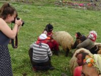 Göçerlerin zorlu yayla yolculuğu sürüyor