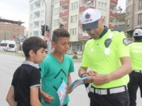 Hakkari'de çocuklara sürücü karnesi dağıttı