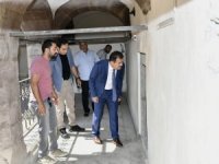 Vali Akbıyık tarihi medreseyi ziyaret etti