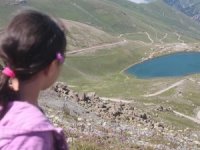 Zirvedeki krater gölleri büyülüyor