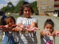 Hakkarili çocuklardan örnek davranış