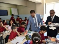 Vali Akbıyık, öğrencilere kitap hediye etti