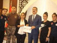 Polisten Hakkari kadın takımına nakdi destek