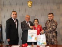 Müdür Gür, dünya şampiyonu Tatlı’yı tebrik etti