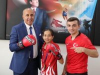 Müdür Güldal “Altın Çocuğa” altın hediye etti
