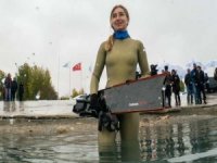 Şahika Ercümen Van Gölü’ne daldı