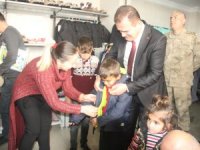 Vali Akbıyık, muhtaç çocukları kendi elleri ile giydirdi