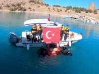 Jandarma su altı ekibi 10 Kasım için Van Gölü'ne daldı
