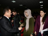 Vali Akbıyık, öğretmenlere gül hediye etti