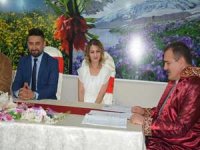 Hakkari Valisi Akbıyık ilk kez nikah kıydı