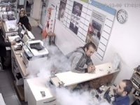 Telefon bataryası bomba gibi patladı