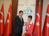 Vali Akbıyık, balkan şampiyonunu altın ile ödüllendirdi