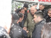 Bakan Soylu, kar yağış altında esnafı ziyaret etti