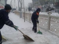 Hakkari’deki kaldırımlar kardan temizlendi