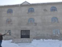 Köy camisi hayırseverlerin halı yardımını bekliyor
