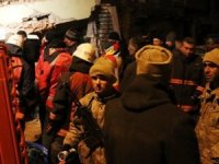 Enkazdan 2 kadın sağ çıkarıldı