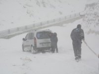Belediye ekipleri yolda mahsur kalanları kurtardı