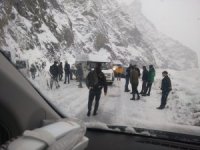 Hakkari-Van karayolunda araçlar yolda kaldı