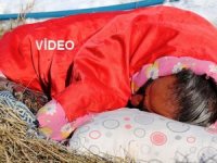Deprem korkusundan otların içerisinde yatıyor