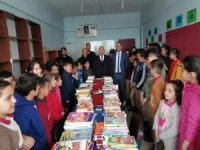 Başkan Er’den Okullara Kitap Desteği