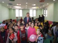 Vali Akbıyık, çocuklarla zeka oyunu oynadı