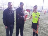 Maç öncesi kadınlar gününü kutladılar
