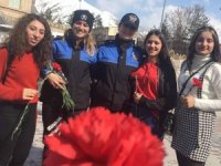 Hakkari polisi karanfil dağıttı bilgilendirme yaptı