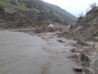 Dere taştı, araçlar yolda kaldı