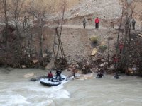 Munzur Çayı’na düşen uzman çavuş aranıyor