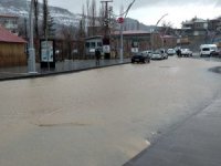 Çukurca’da etkili olan sağanak sele dönüştü