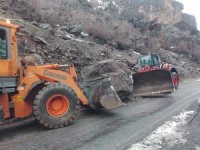 Beytüşşebap’ta dev kaya yolu kapattı