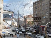 Hakkari polisi zırhlı araçlardan anons yapıyor