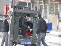 Çarşı merkezine PKK bayrağı asıldı