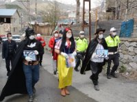 Hakkari Polisi çocukları sevindirdi