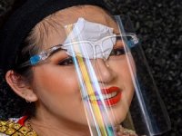 Kadınlar özel bir maske ile dans ediyor