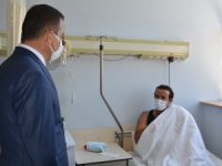 Vali Akbıyık, yaralı işçiyi ziyaret etti