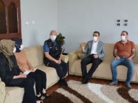 Vali Akbıyık'tan şehit ailesine bayram ziyareti