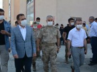 Vali Akbıyık, acılı aileleri hastanede ziyaret etti