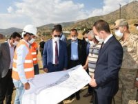 Vali Akbıyık, sınırda ziyaretlerde bulundu