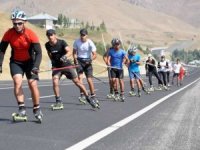 Baba ile kızı asfaltta sporcu yetiştiriyor