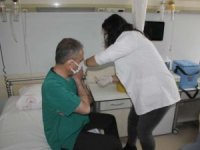 Müdür Kara'ya ilk aşı uygulandı