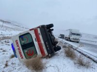 Kontrolden çıkan ambulans yan yattı