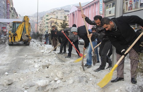 belediyeden-buzla-mucadele-calismasi-1.jpg belediyeden-buzla-mucadele-calismasi-1.jpg