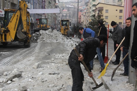 belediyeden-buzla-mucadele-calismasi-2.jpg belediyeden-buzla-mucadele-calismasi-2.jpg