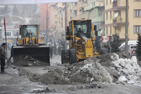 belediyeden-buzla-mucadele-calismasi-3.jpg belediyeden-buzla-mucadele-calismasi-3.jpg