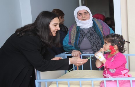 dilek-hatipoglu-8-mart-kutlamalari-4.jpg dilek-hatipoglu-8-mart-kutlamalari-4.jpg