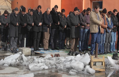 dondurucu-sogukta-cuma-namazi-1.jpg dondurucu-sogukta-cuma-namazi-1.jpg