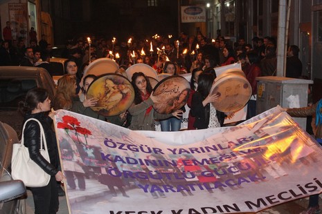 mesaleli-yuruyus-2.jpg mesaleli-yuruyus-2.jpg