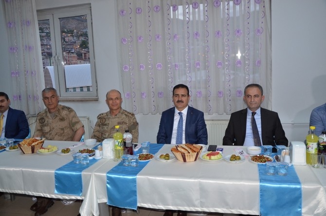 Vali Akbıyık sağlık çalışanları ile iftar açtı galerisi resim 1