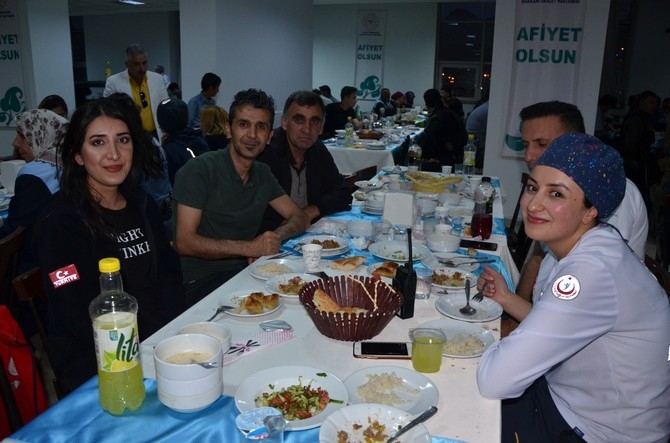 Vali Akbıyık sağlık çalışanları ile iftar açtı galerisi resim 12